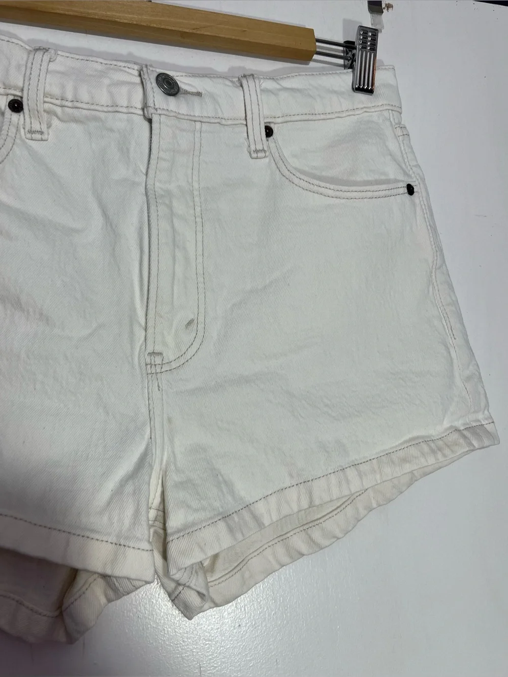 Abercrombie & Fitch White denim the mom short High-Rise size 6